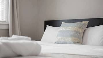 1 habitación, escritorio, tabla de planchar con plancha y cuna de viaje