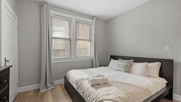 1 Schlafzimmer, Schreibtisch, Bügeleisen/Bügelbrett, Reisekinderbett