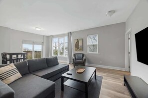 TV, offices - Mt Washington Gem-Private Deck-Stunning City Views (Pittsburgh)