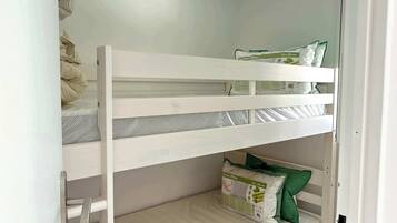 1 chambre, fer et planche à repasser, draps fournis