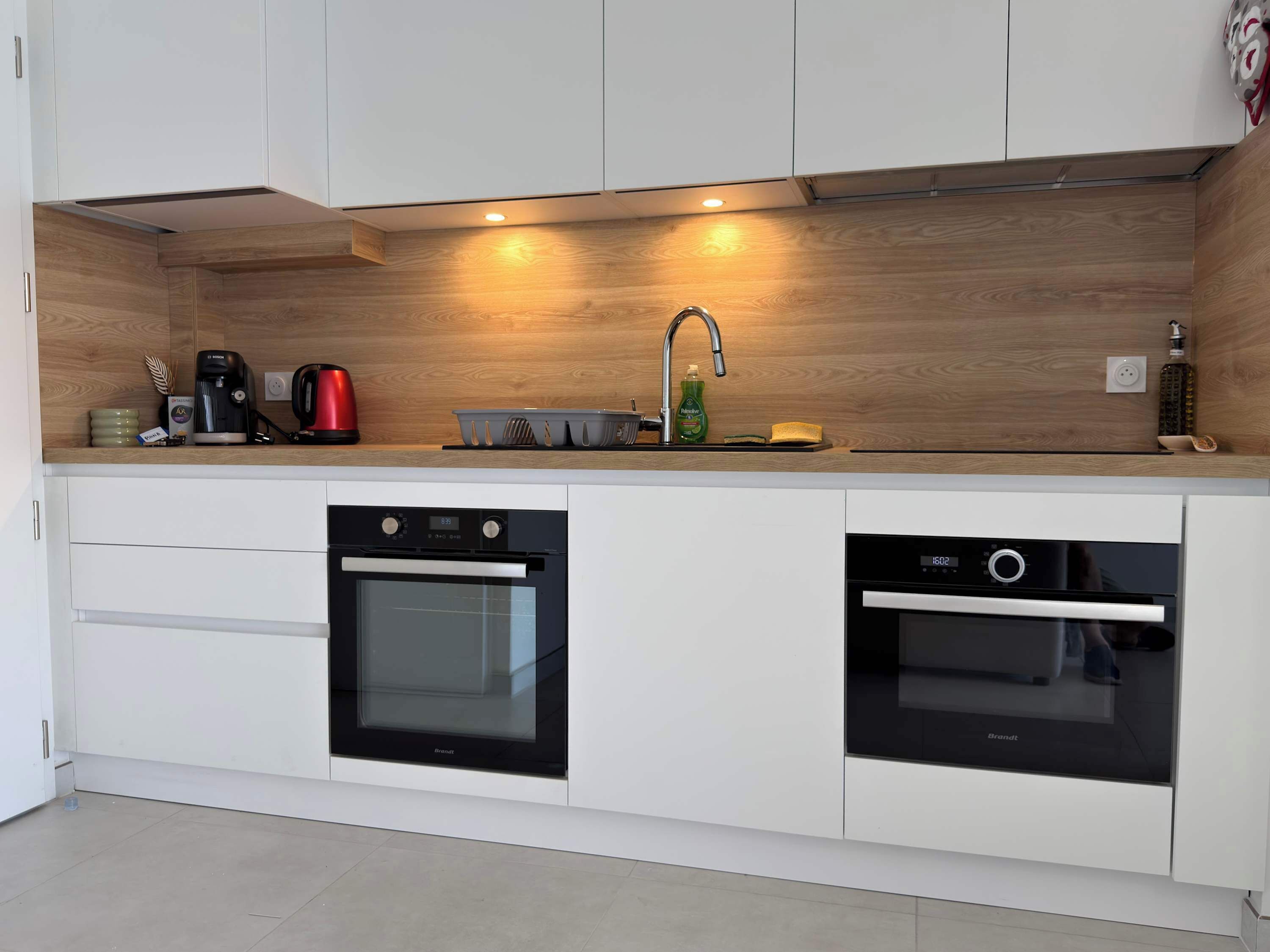 Coffee/tea maker, fridge, microwave, oven