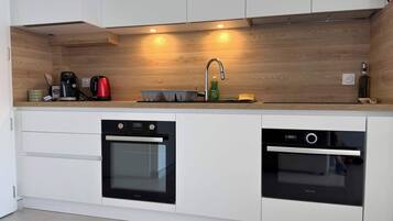 Coffee/tea maker, fridge, microwave, oven