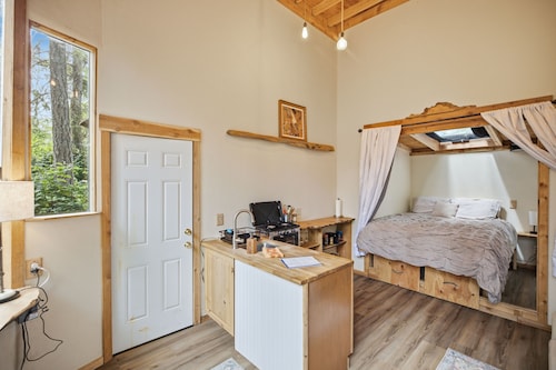 Tiny Home - 2 Mi to Bay! Pet-Friendly Retreat