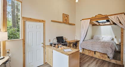 Tiny Home - 2 Mi to Bay! Pet-Friendly Retreat