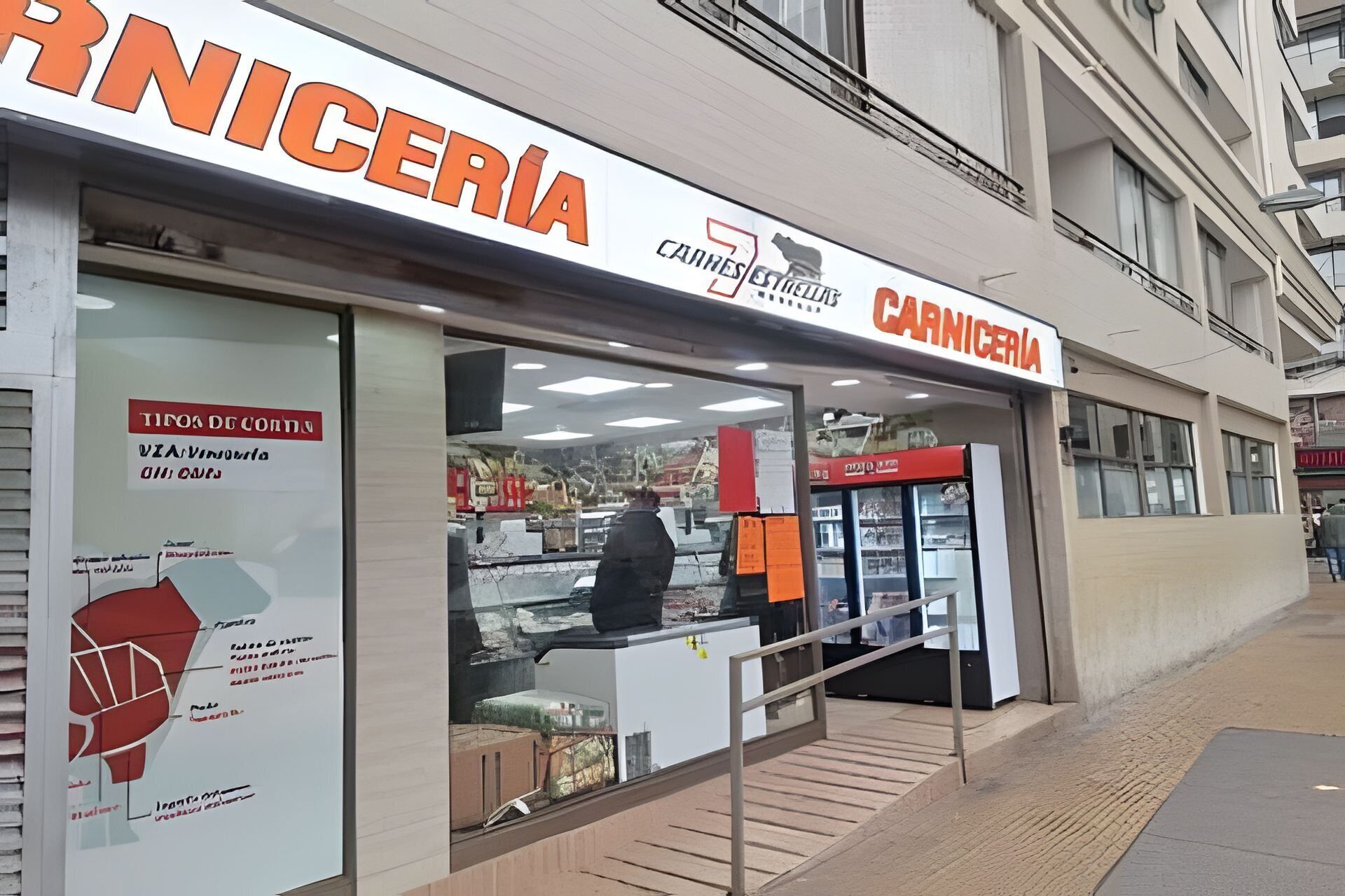 Fachada de una carnicería con un letrero que dice 'CARNICERIA' y 'CANRES ESTRELLS'.