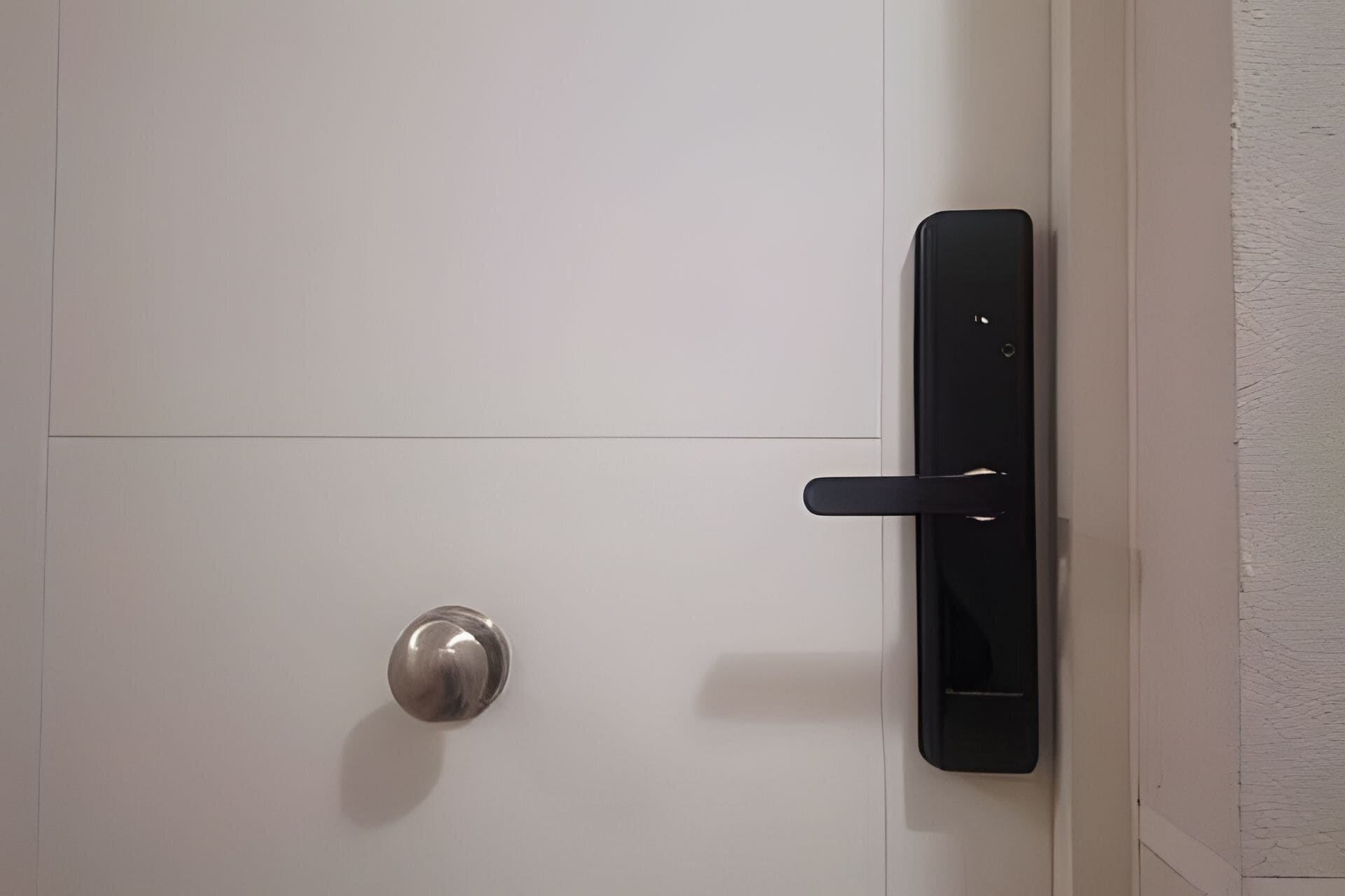 Una puerta con una manija moderna y una cerradura.