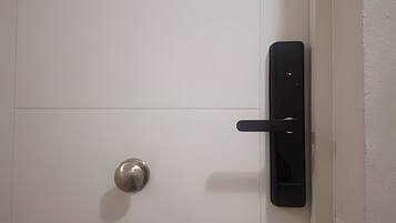 Una puerta con una manija moderna y una cerradura.
