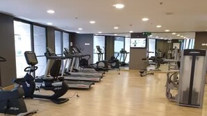 Ett gym med löpband, motionscyklar och styrketräningsmaskiner.