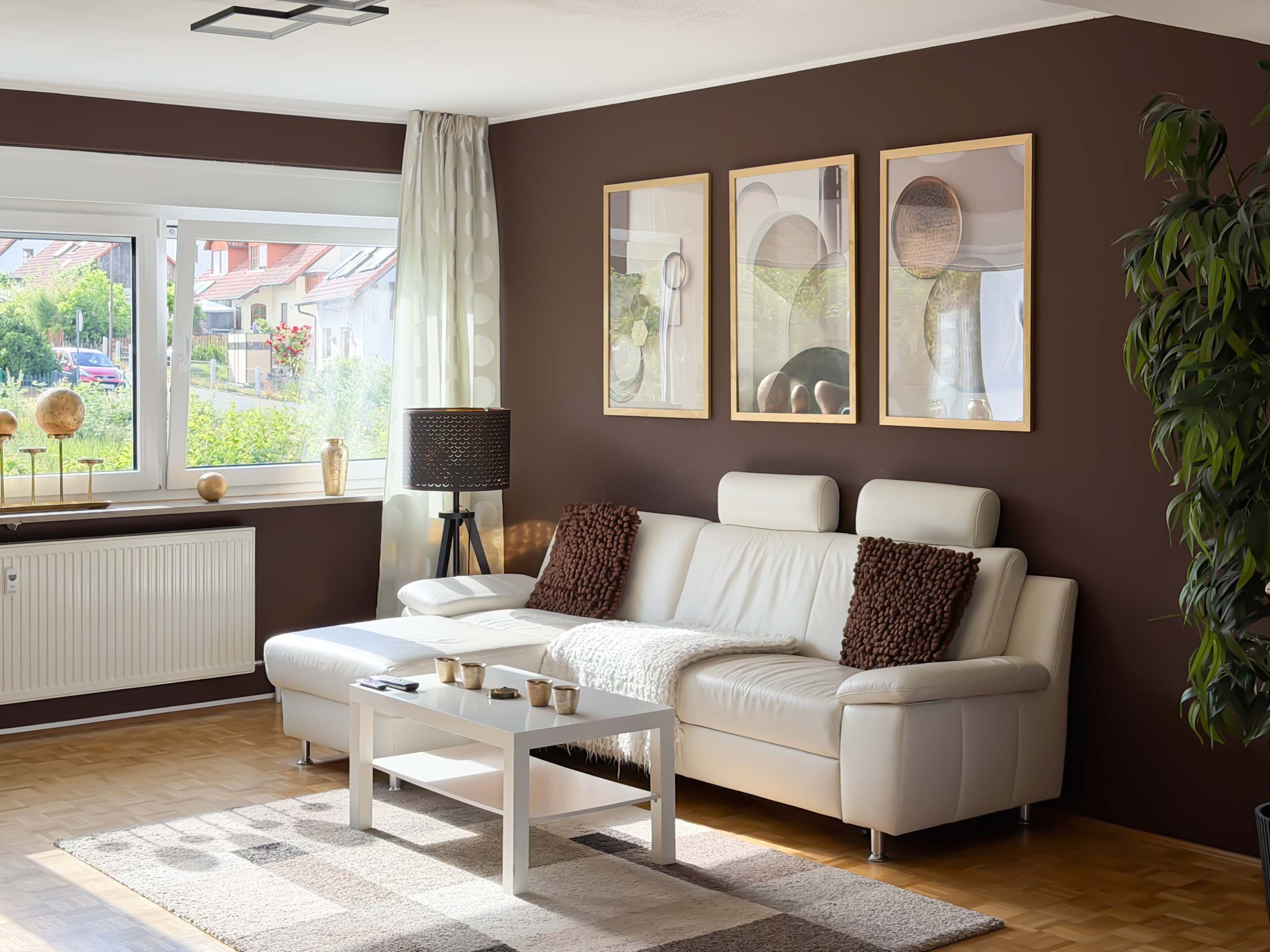 Smart TV, books, stereo, offices