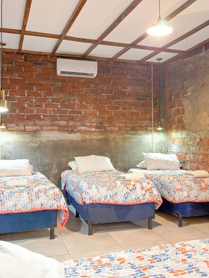 Habitación, varias camas | Edredón, tabla de planchar con plancha, wifi gratis y ropa de cama 