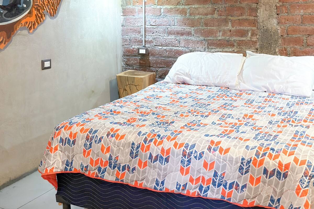 Edredón, tabla de planchar con plancha, wifi gratis y ropa de cama 