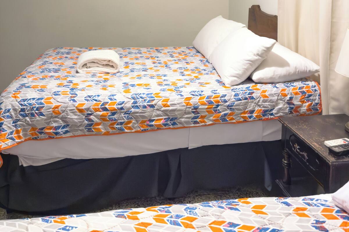 Habitación individual estándar | Edredón, tabla de planchar con plancha, wifi gratis y ropa de cama 