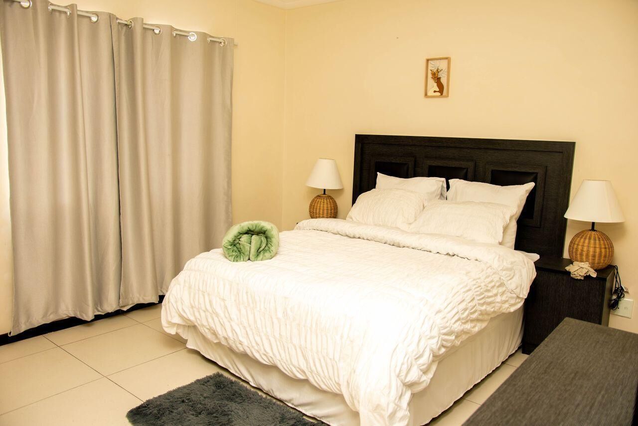 Tabla de planchar con plancha, wifi y ropa de cama 