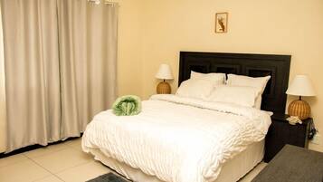 Tabla de planchar con plancha, wifi y ropa de cama