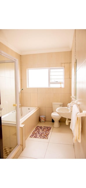 Shower, towels, soap, toilet paper - Home Sweet Home (Swakopmund)