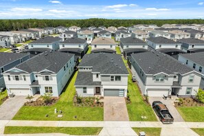 A residential area with multiple two-story houses, each with a garage and a driveway. - Spacious 22-Guest Retreat in Four Corners (Four Corners)
