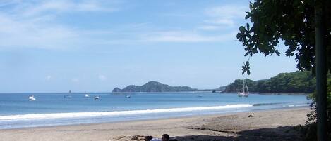 Playa en los alrededores, camastros y toallas de playa