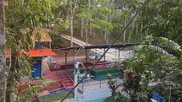 Una piscina al aire libre