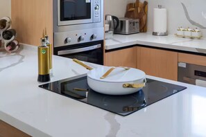 Eine moderne Küche mit eingebautem Herd, Backofen und Mikrowelle.