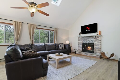 Whispering Waters 3BD chalet in quaint Lackawaxen with game room