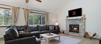 Whispering Waters 3BD chalet in quaint Lackawaxen with game room