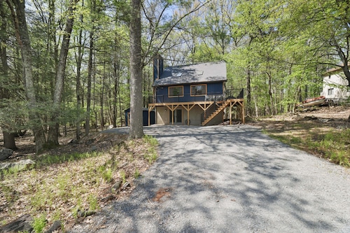 Whispering Waters 3BD chalet in quaint Lackawaxen with game room