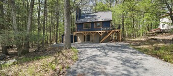 Whispering Waters 3BD chalet in quaint Lackawaxen with game room