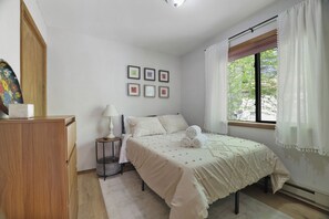 3 habitaciones, tabla de planchar con plancha, wifi y ropa de cama 