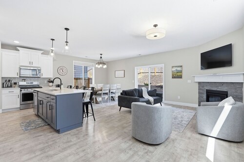 Scenic Wine Country Retreat, Mountain Views, Large Game Room & King Beds