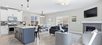 Scenic Wine Country Retreat, Mountain Views, Large Game Room & King Beds