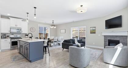 Scenic Wine Country Retreat, Mountain Views, Large Game Room & King Beds