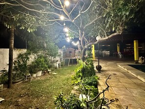 A nighttime outdoor area with a pool, seating, and a small building. - Beach house with pool in Porto das Dunas, 7 bedrooms + garage for 6 cars. (Aquiraz)
