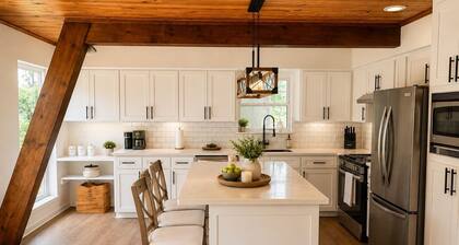 Windmill Retreat - Modern Farmhouse - Game Room - Sleeps 10 - 1 acre