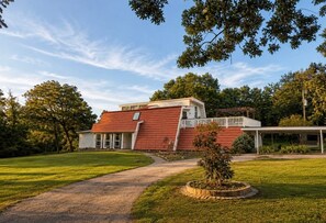 Exterior - Windmill Retreat - Modern Farmhouse - Game Room - Sleeps 10 - 1 acre (Brenham)