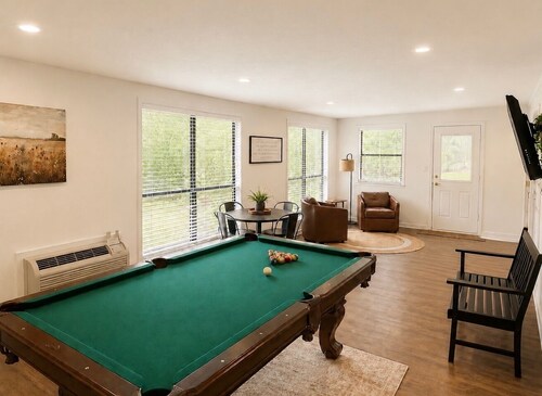 Windmill Retreat - Modern Farmhouse - Game Room - Sleeps 10 - 1 acre