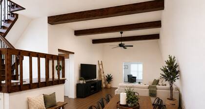 Windmill Retreat - Modern Farmhouse - Game Room - Sleeps 10 - 1 acre