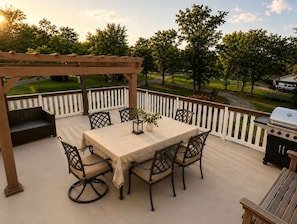 Outdoor dining - Windmill Retreat - Modern Farmhouse - Game Room - Sleeps 10 - 1 acre (Brenham)