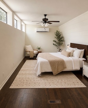 4 bedrooms, iron/ironing board, WiFi, bed sheets - Windmill Retreat - Modern Farmhouse - Game Room - Sleeps 10 - 1 acre (Brenham)