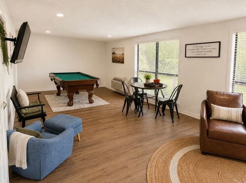 Windmill Retreat - Modern Farmhouse - Game Room - Sleeps 10 - 1 acre