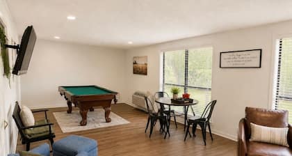 Windmill Retreat - Modern Farmhouse - Game Room - Sleeps 10 - 1 acre