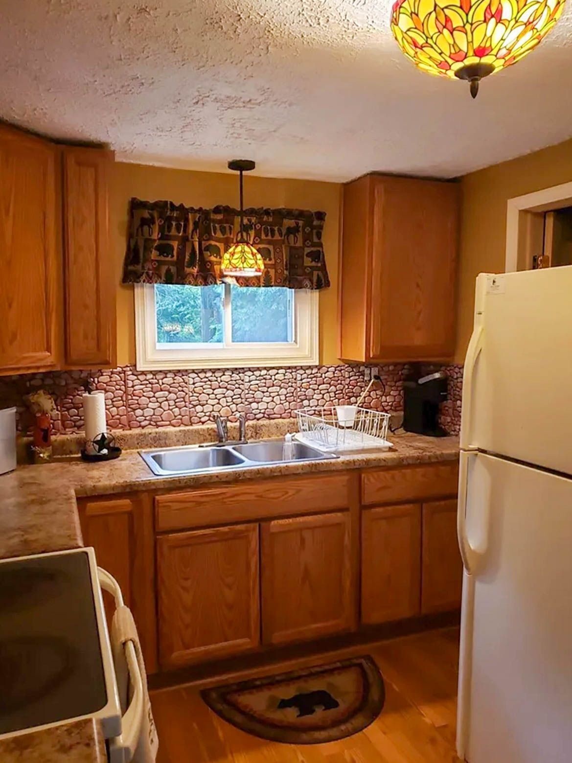 Coffee/tea maker, fridge, microwave, oven