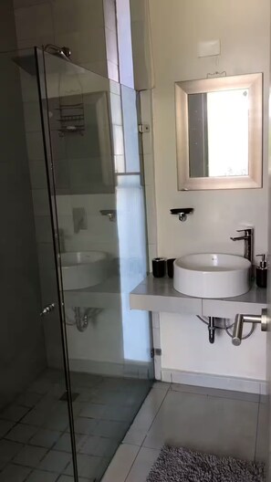 Douche, serviettes fournies, savon, papier toilette