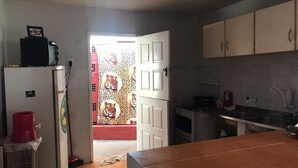 Une cuisine équipée d’un réfrigérateur, d’une cuisinière et de placards.