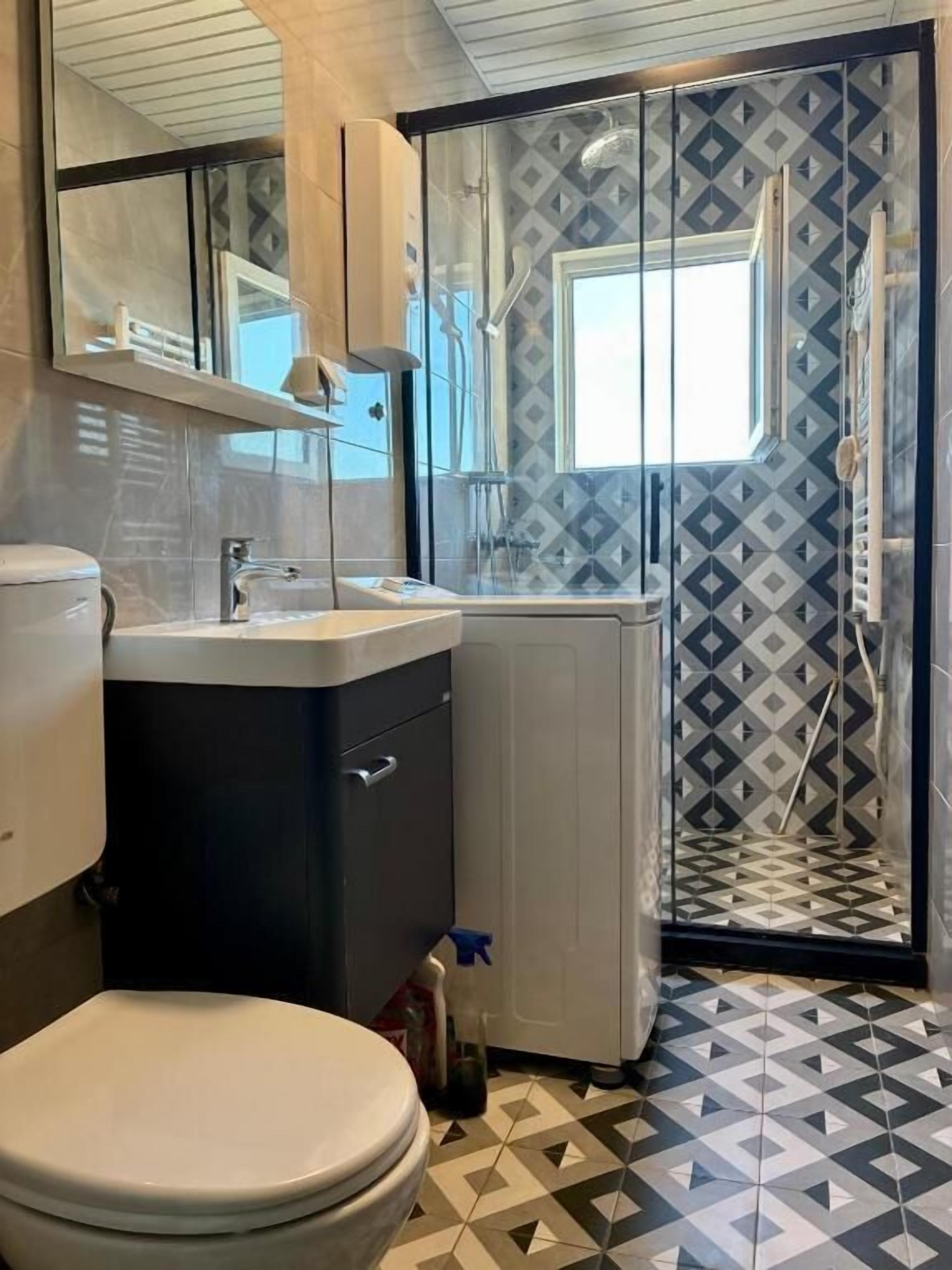Dusche, kostenlose Toilettenartikel, Hausschuhe, Handtücher