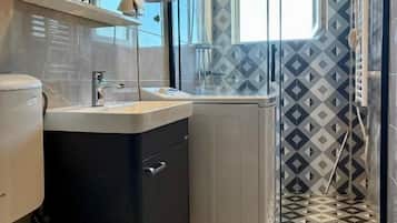 Dusche, kostenlose Toilettenartikel, Hausschuhe, Handtücher