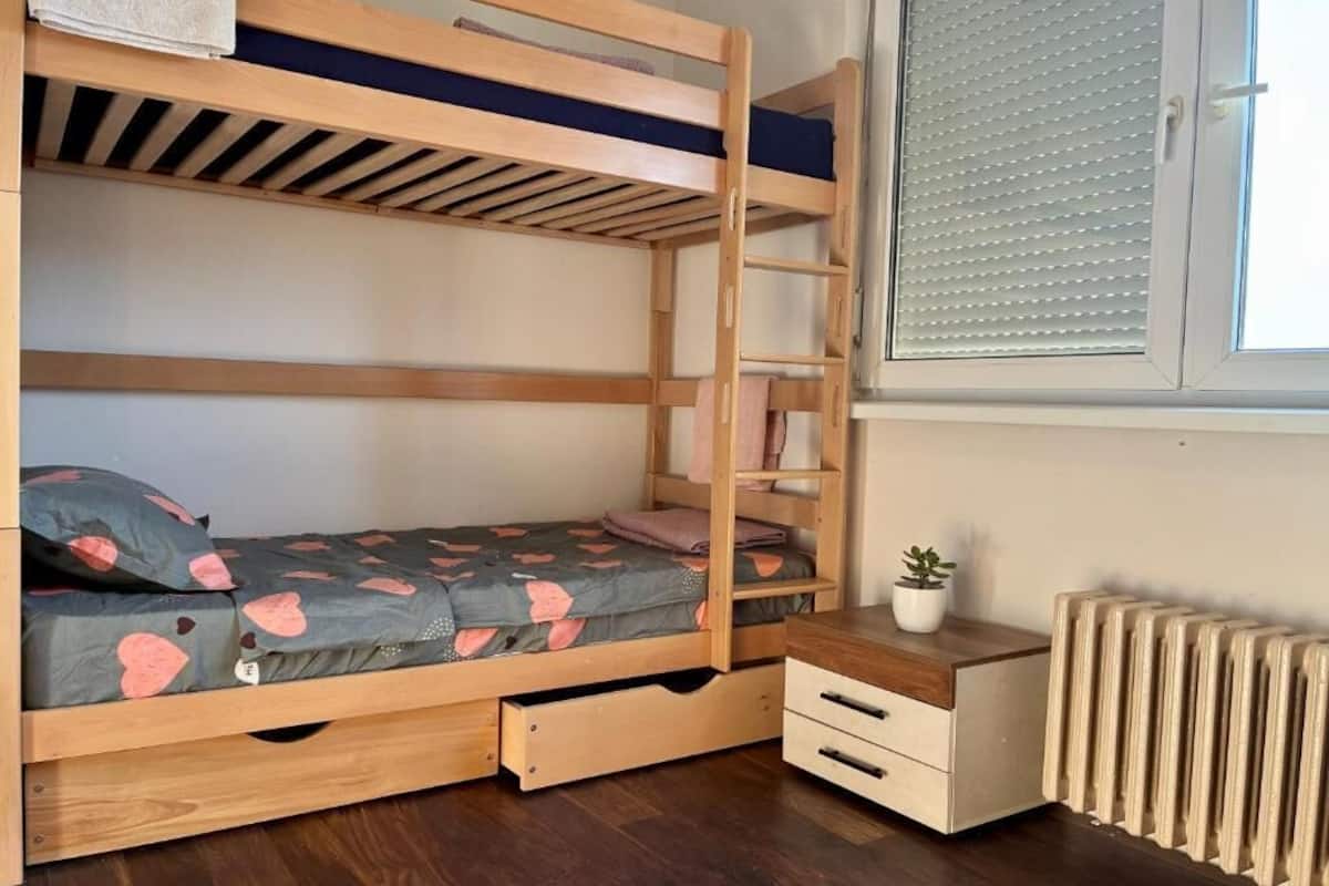 Dormitorio compartido Confort, vista a la montaña | Tabla de planchar con plancha y wifi gratis 