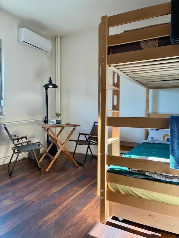 Dormitorio compartido Confort, vista a la montaña | Tabla de planchar con plancha y wifi gratis 