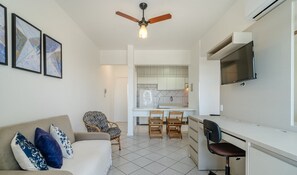 Ein kompakter Wohnraum mit Küchenzeile, einem Essbereich und einer Sitzecke mit Sofa und Sesseln.