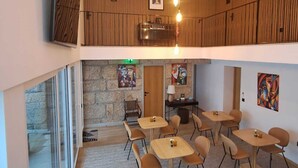 Un interno moderno con zona pranzo, cucina e balcone con vista.