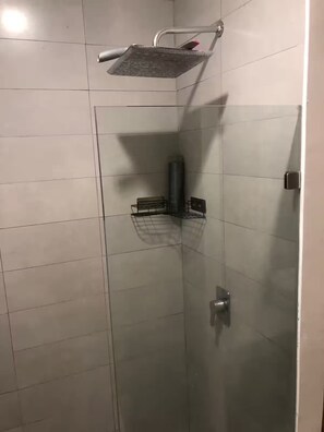 Douche, sèche-cheveux, serviettes fournies, savon